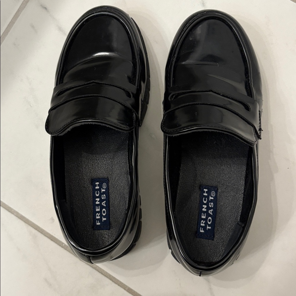 French Toast Shiny Black girls loafers. Size 1